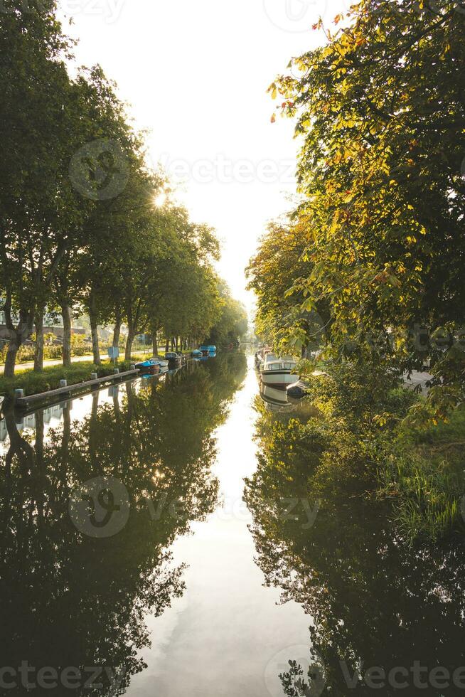 transport mellan städer använder sig av en vatten kanal till komplement de landets infrastruktur. dutch transport mellan städer. frakt foto