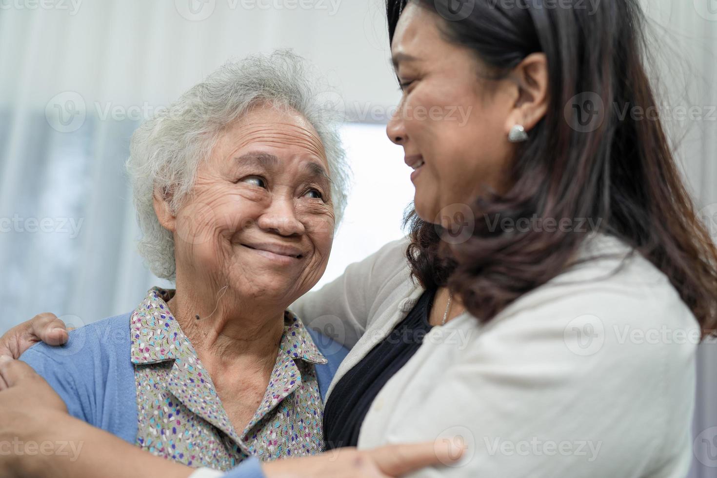 asiatisk äldre kvinna med vårdgivare gå med glad foto