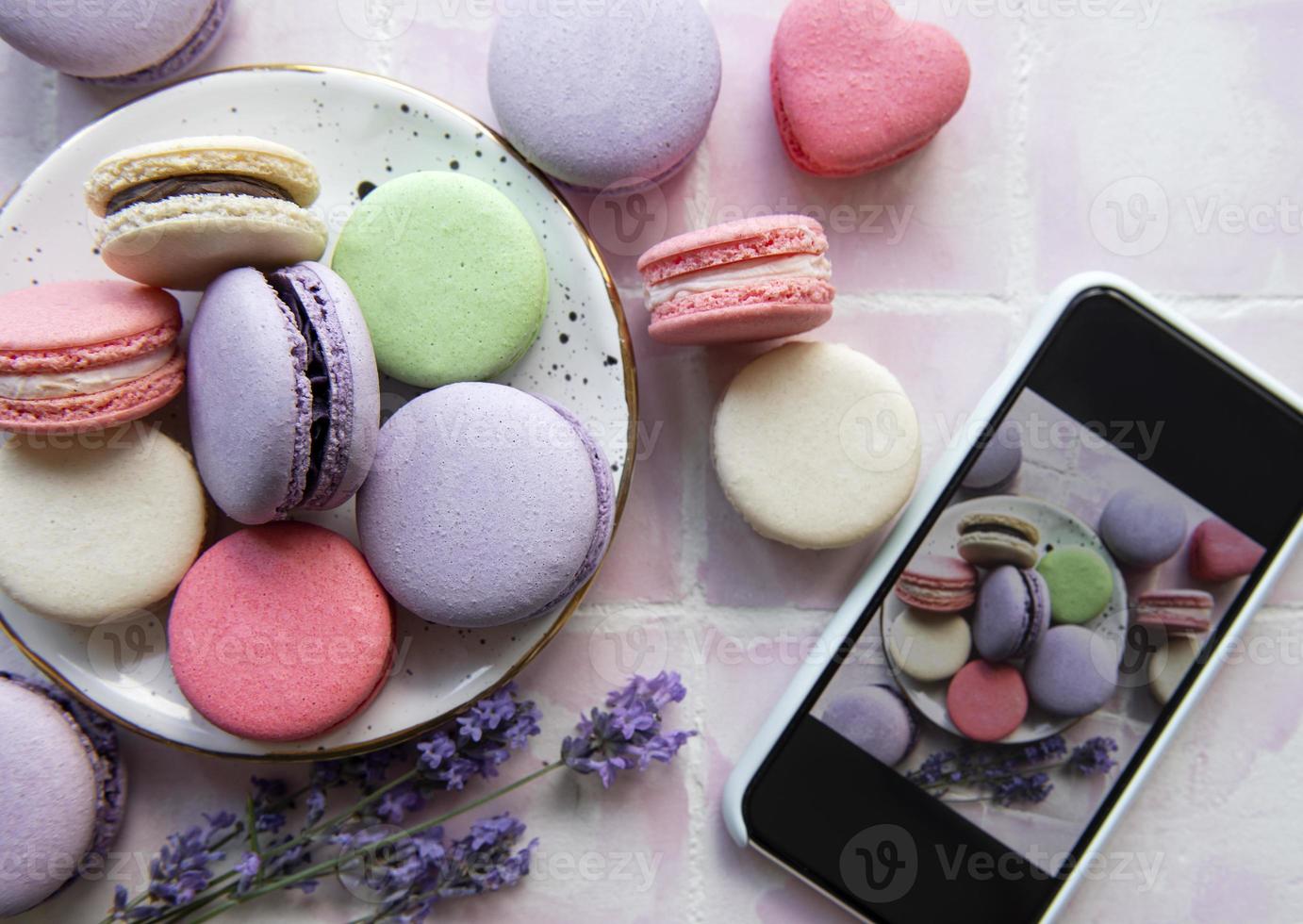 foto av franska desserter makron med lavendel tagen på en smartphone
