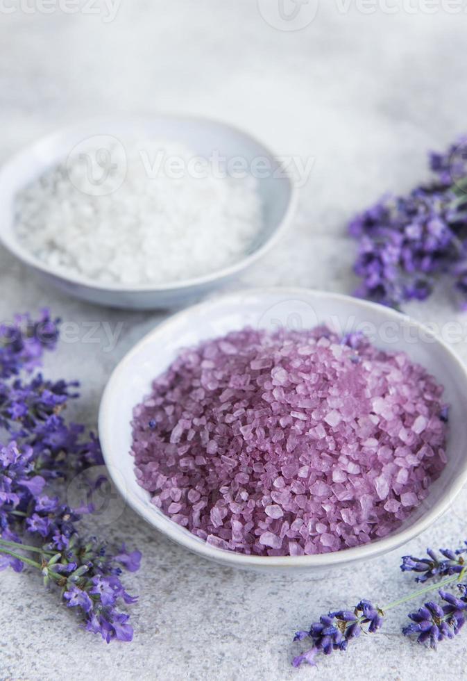 naturligt örtkosmetiskt salt med lavendelblommor foto