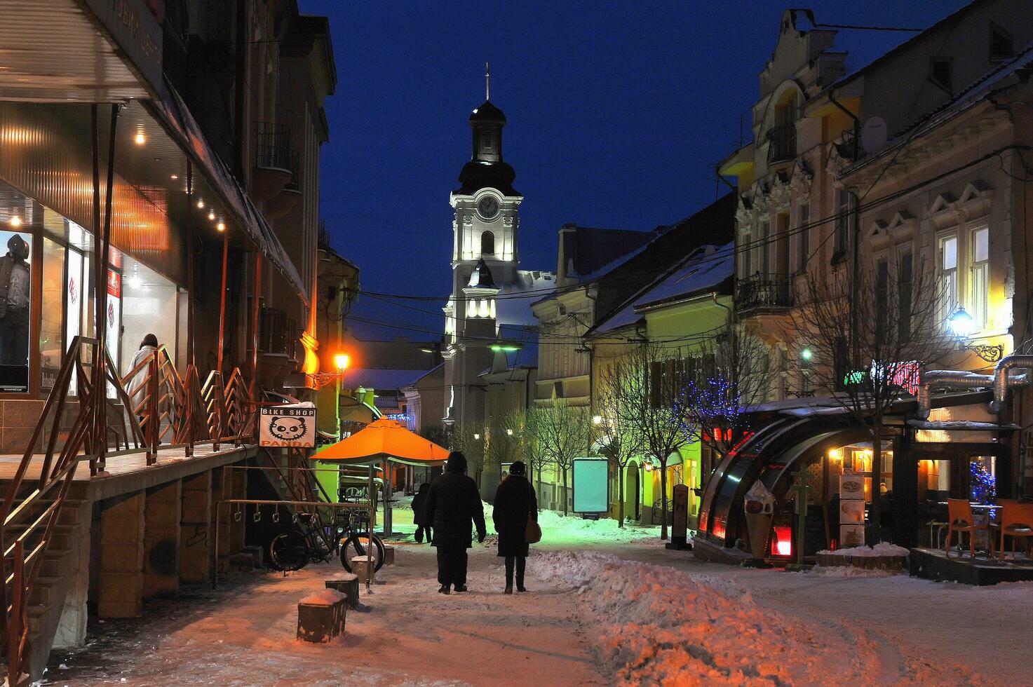 uzhgorod ukraina januari 7, 2017 stadens centrum vinter- snö natt stad uzhgorod ukraina foto