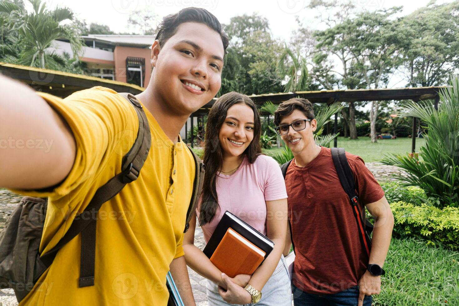 grupp av universitet studenter tar en selfie. foto