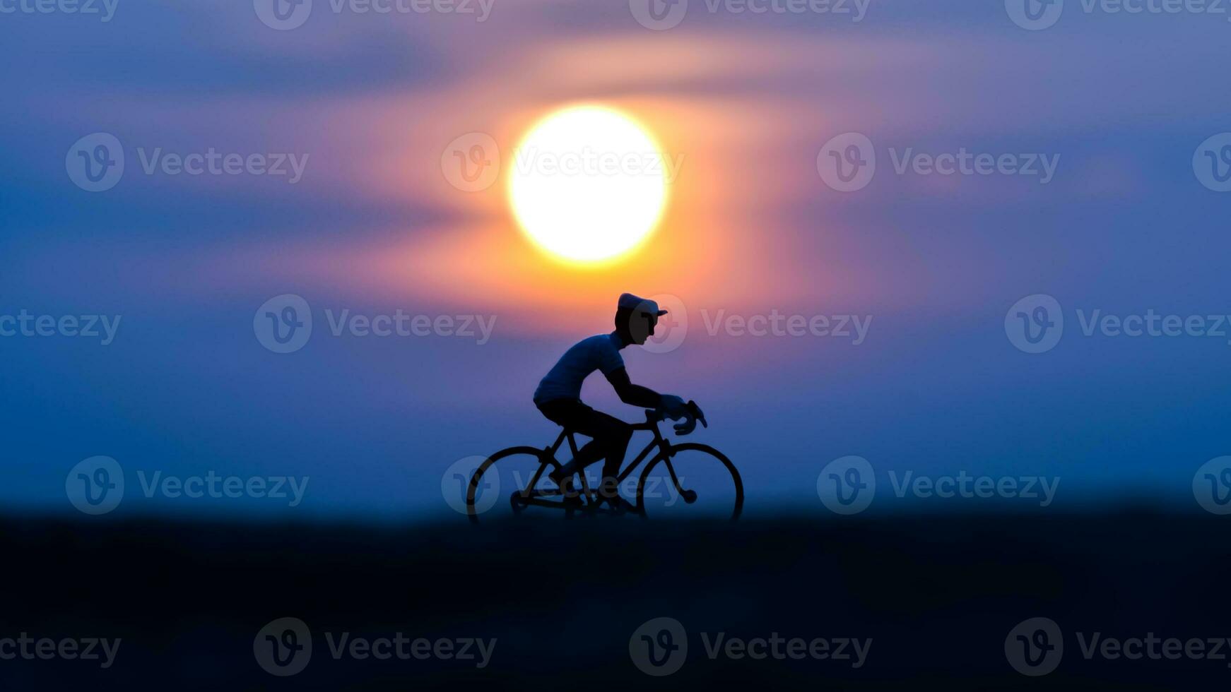 silhuetter cyklister på de strand på solnedgång. foto