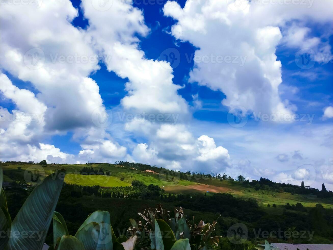 skön landskap av berg och blå himmel med moln i indonesien foto