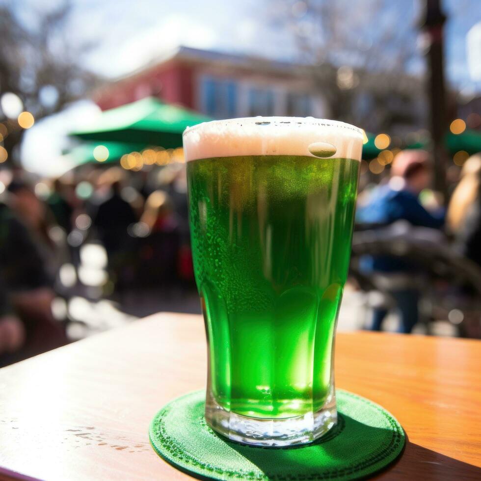 ai genererad halvliter av grön öl med en suddig st. Patricks dag parad i de bakgrund. foto