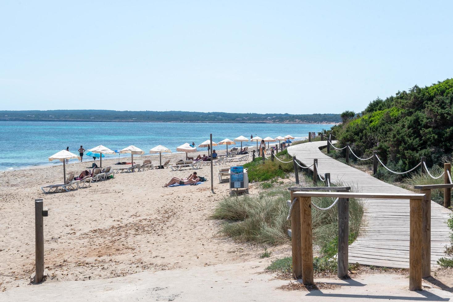 människor på migjornstranden i formentera i Spanien under tider av covid 19 foto