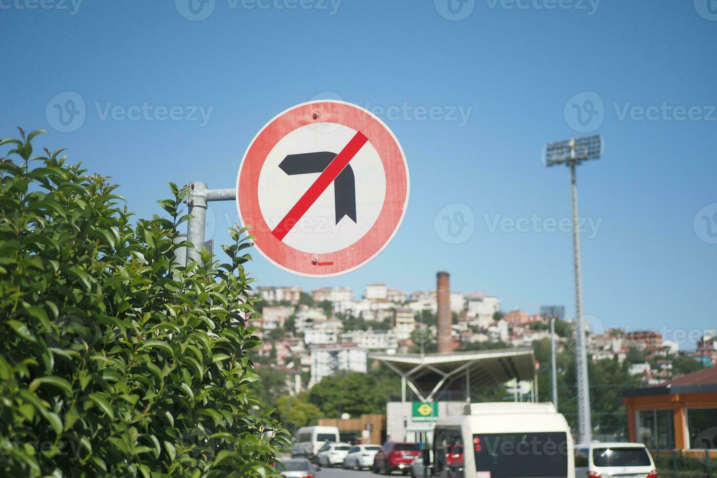 Nej vänster sväng tecken trafik tecken mot blå himmel foto