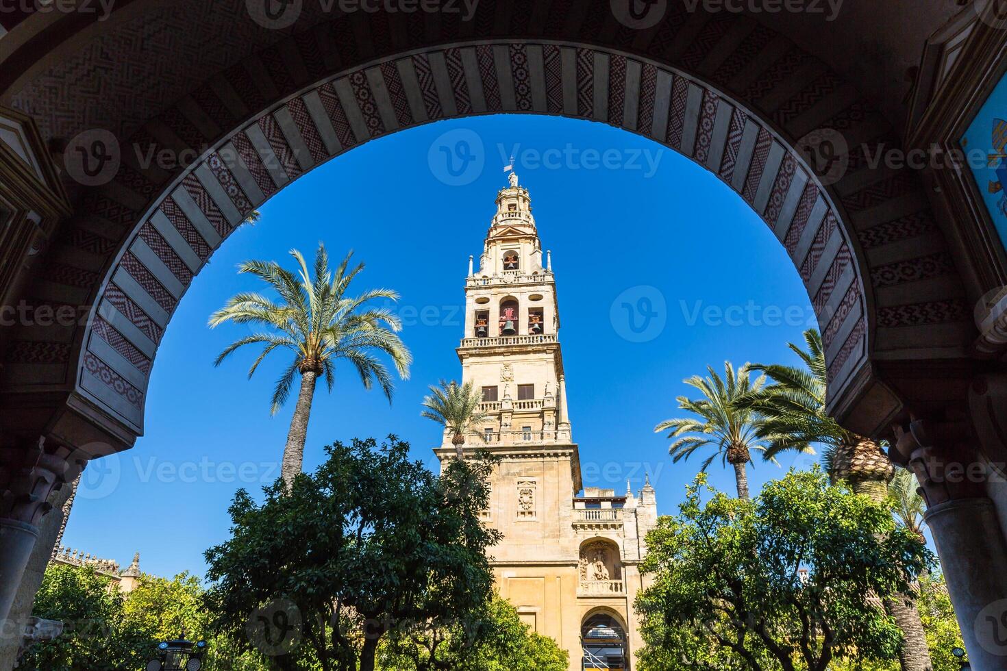 de klocka torn på de mezquita moské katedral i Cordoba, Spanien foto