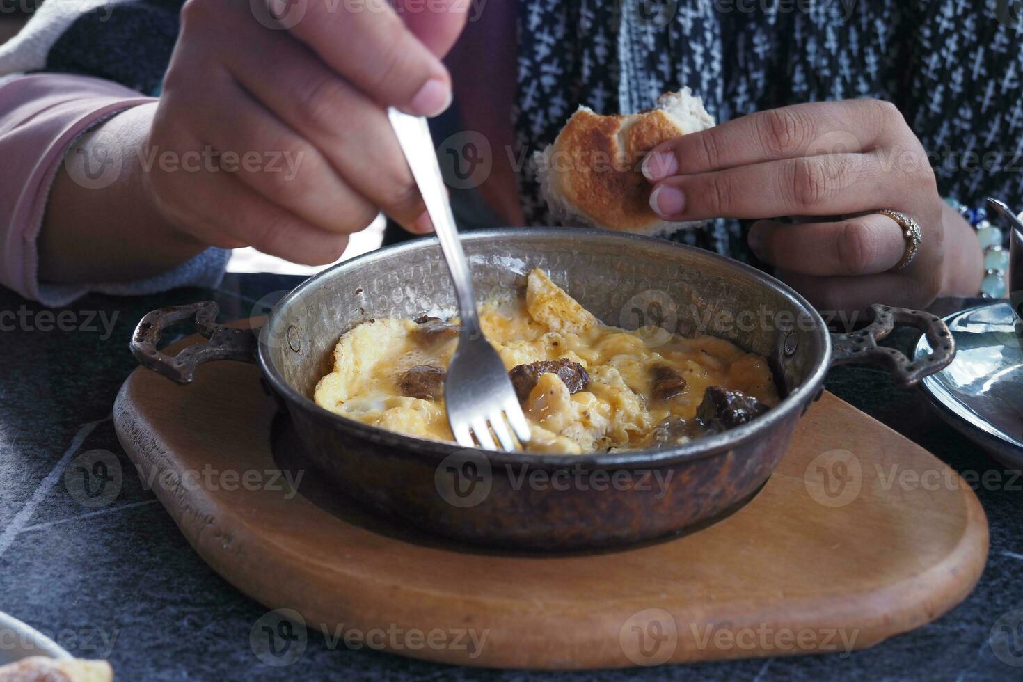 turkiska krypterade ägg med rostad kött i koppar panorera foto