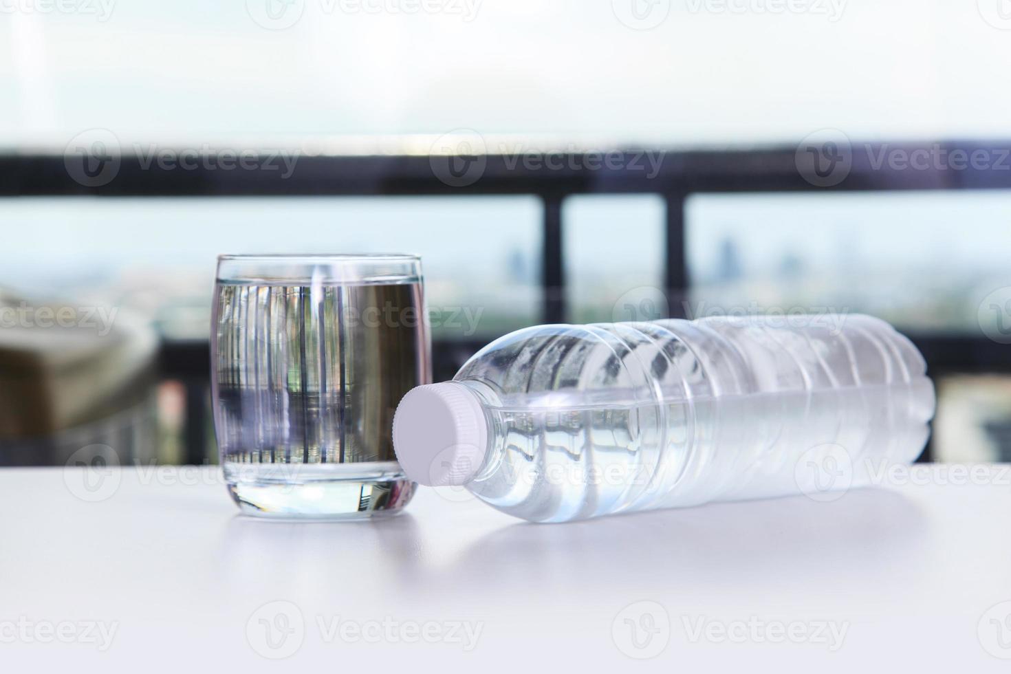glas med vatten foto
