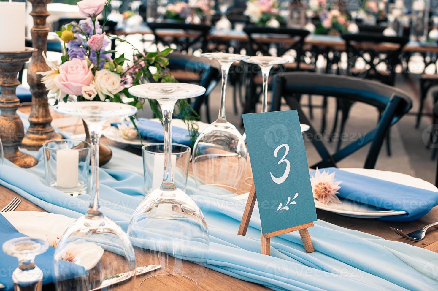 bröllops- eller evenemangsdekorationsbord, blå detaljer foto