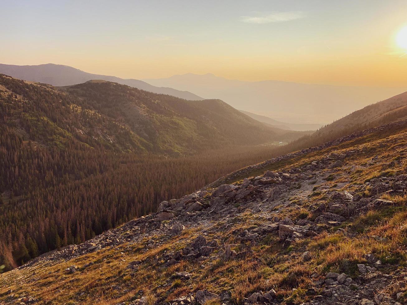 bestiga ett berg foto