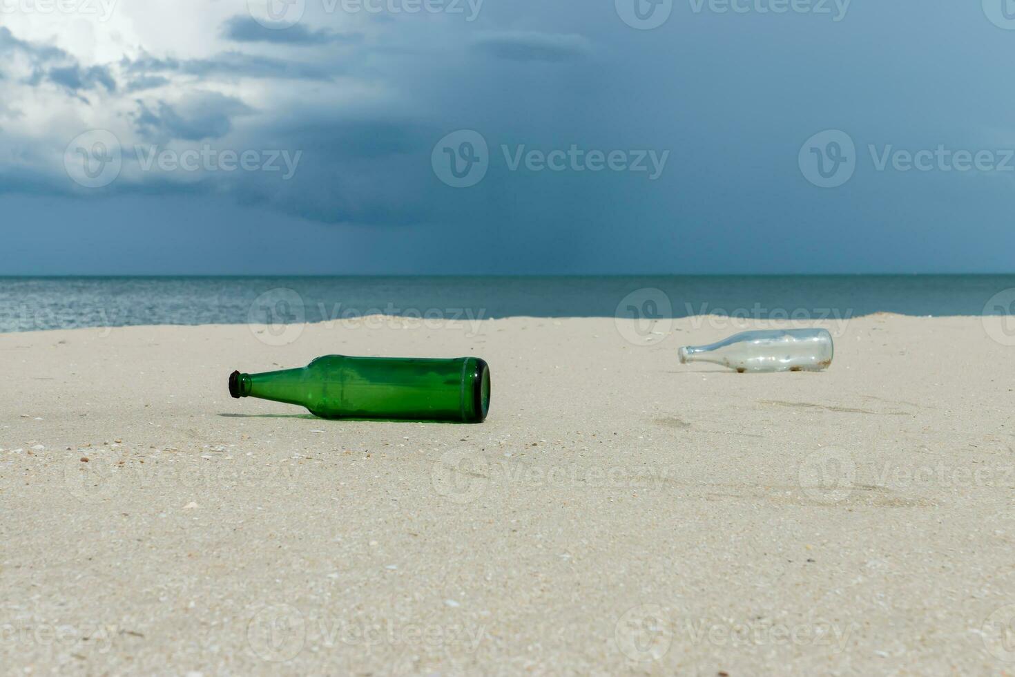 glas flaskor på de strand foto