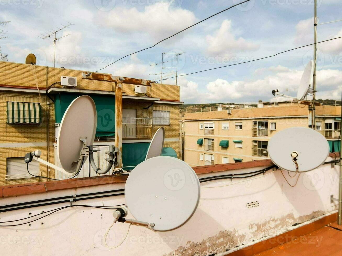 satellit maträtter på de tak av en byggnad foto