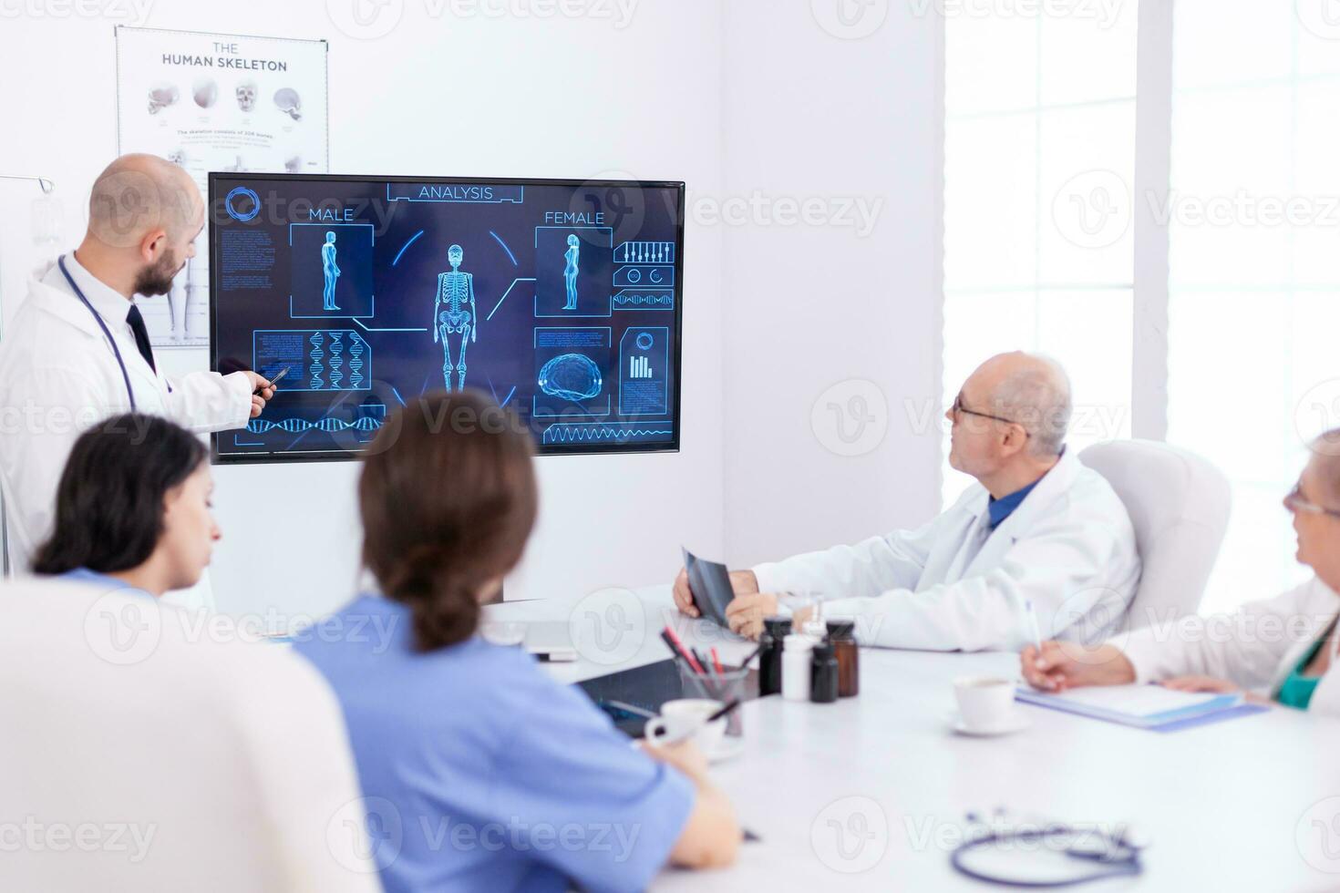 medicinsk personal Sammanträde på skrivbord i konferens rum medan expert- läkare innehav presentation. foto