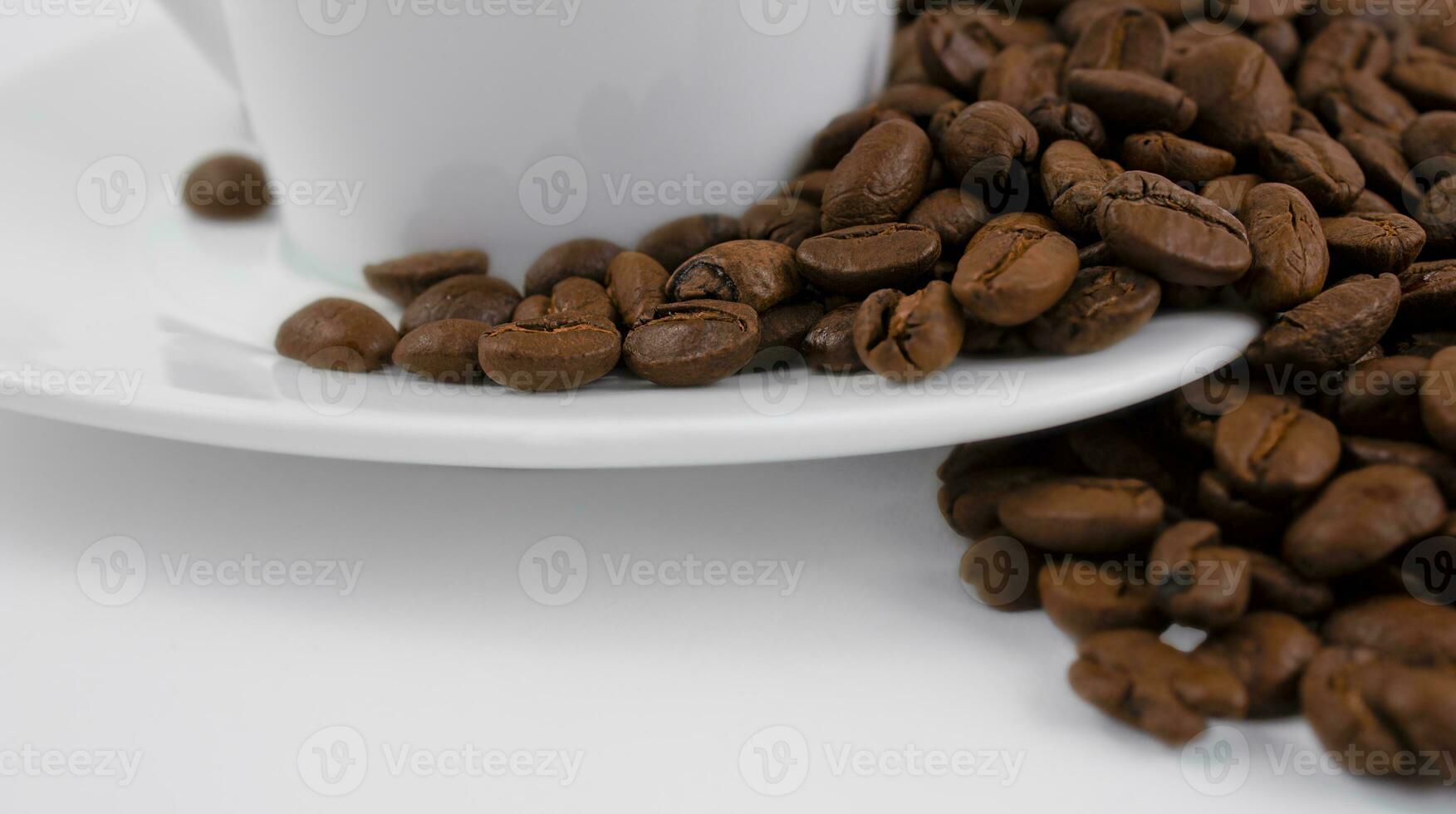 en kopp av kaffe och kaffe bönor på en vit bakgrund. rostad kaffe bönor på en vit fat, stänga upp. foto