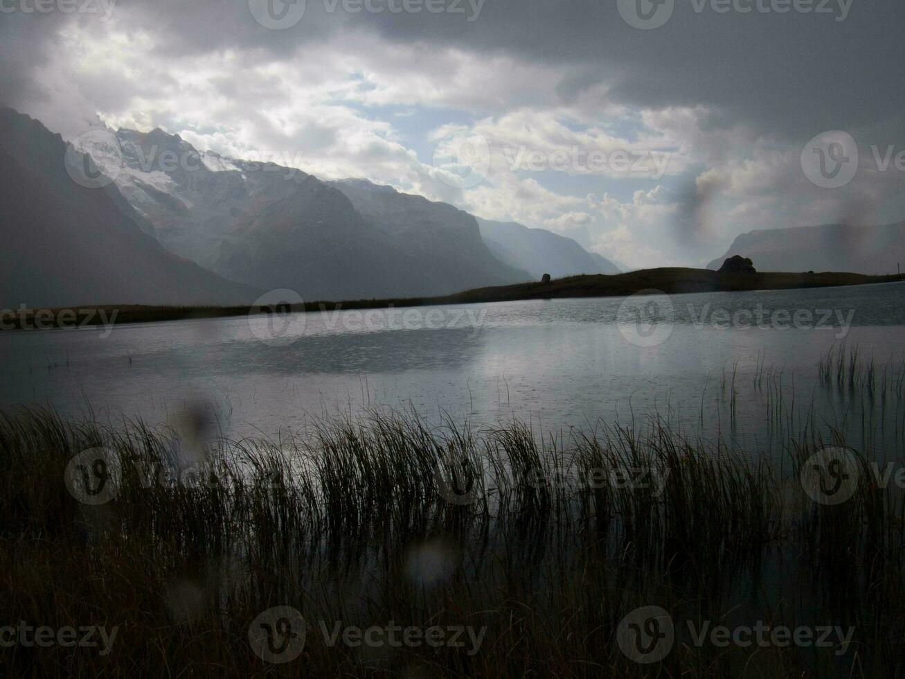 en sjö med en berg i de bakgrund foto