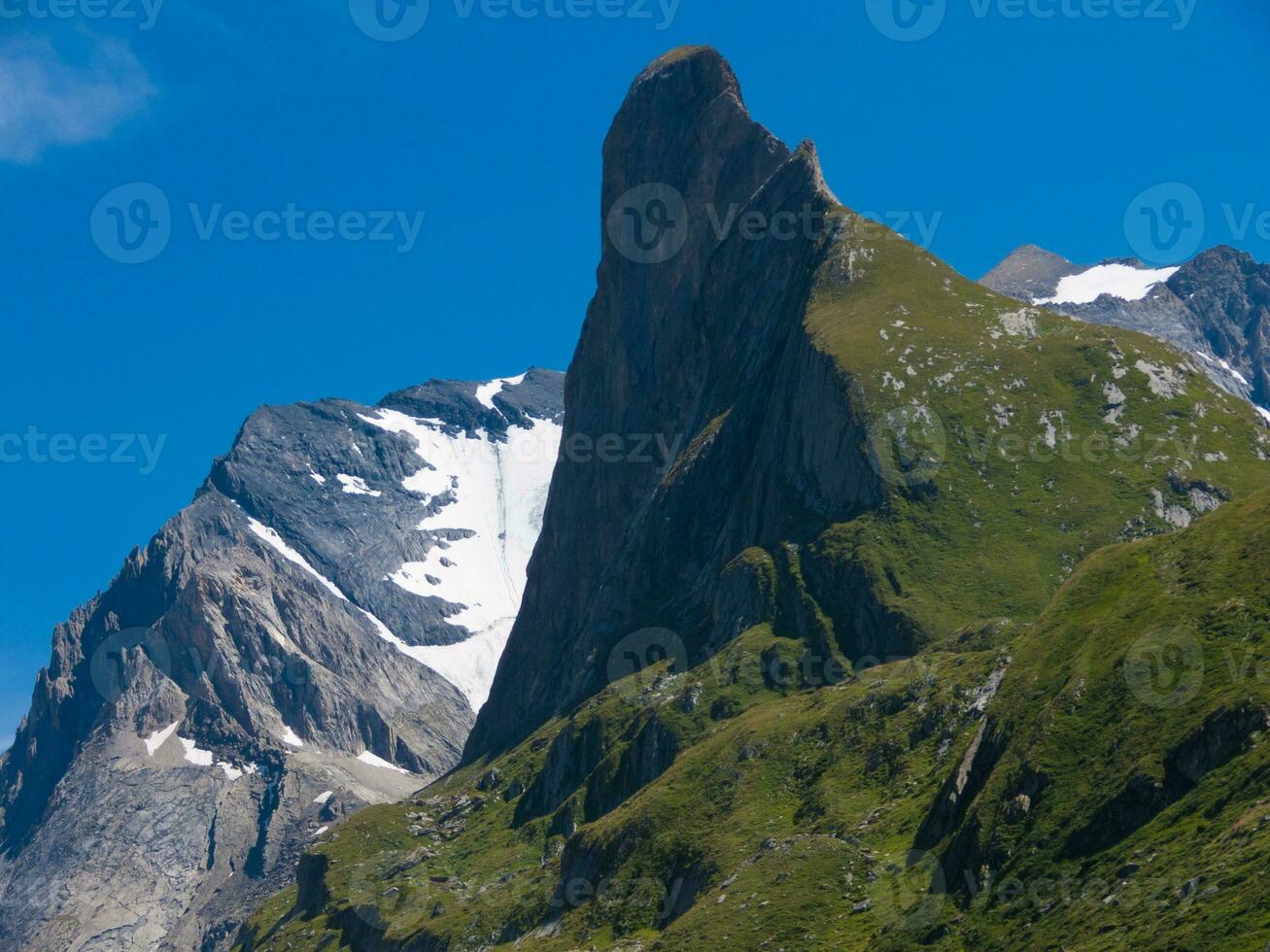 en berg med snö på den foto