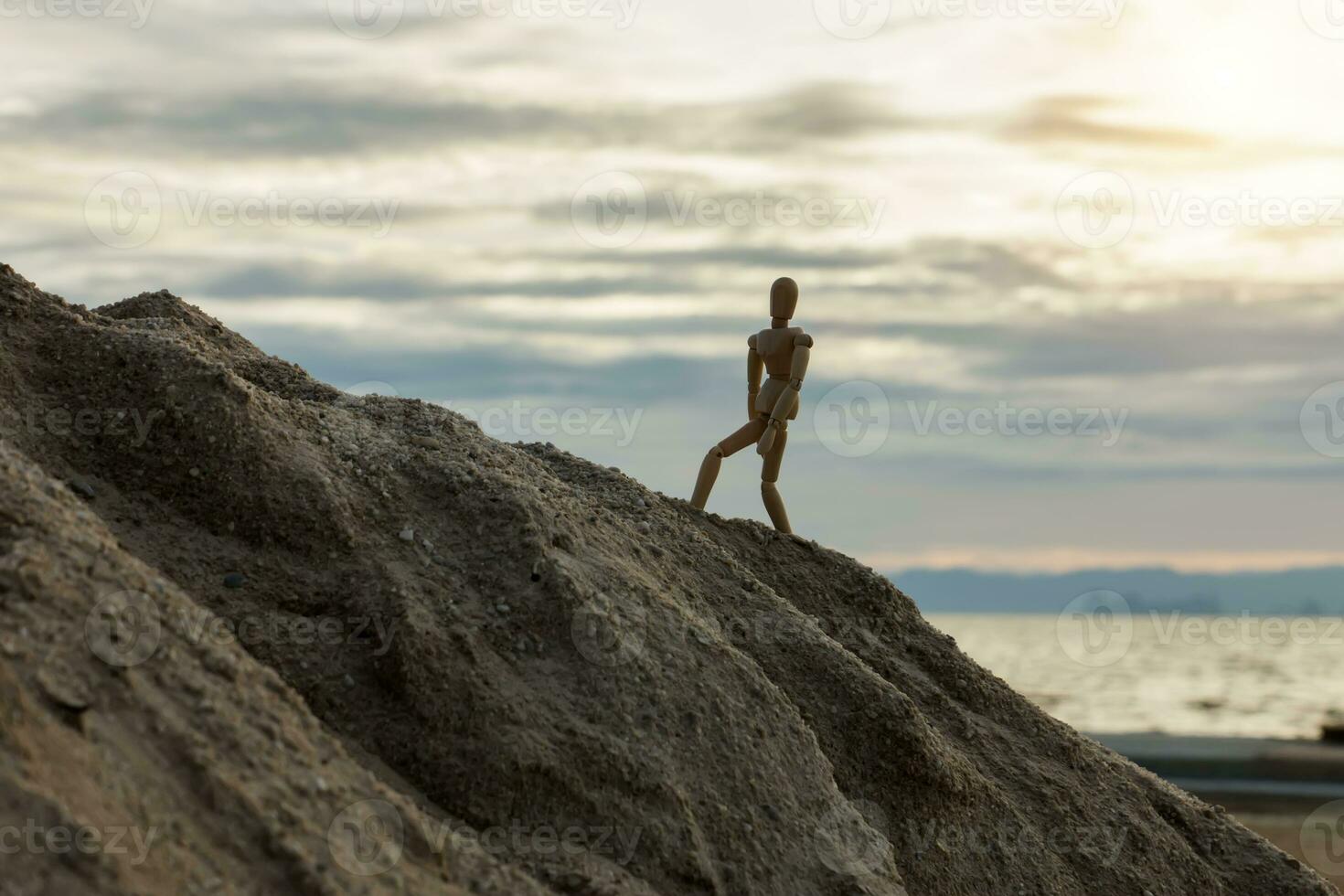 silhuetter av trä- modeller känna ensam på solnedgång. foto