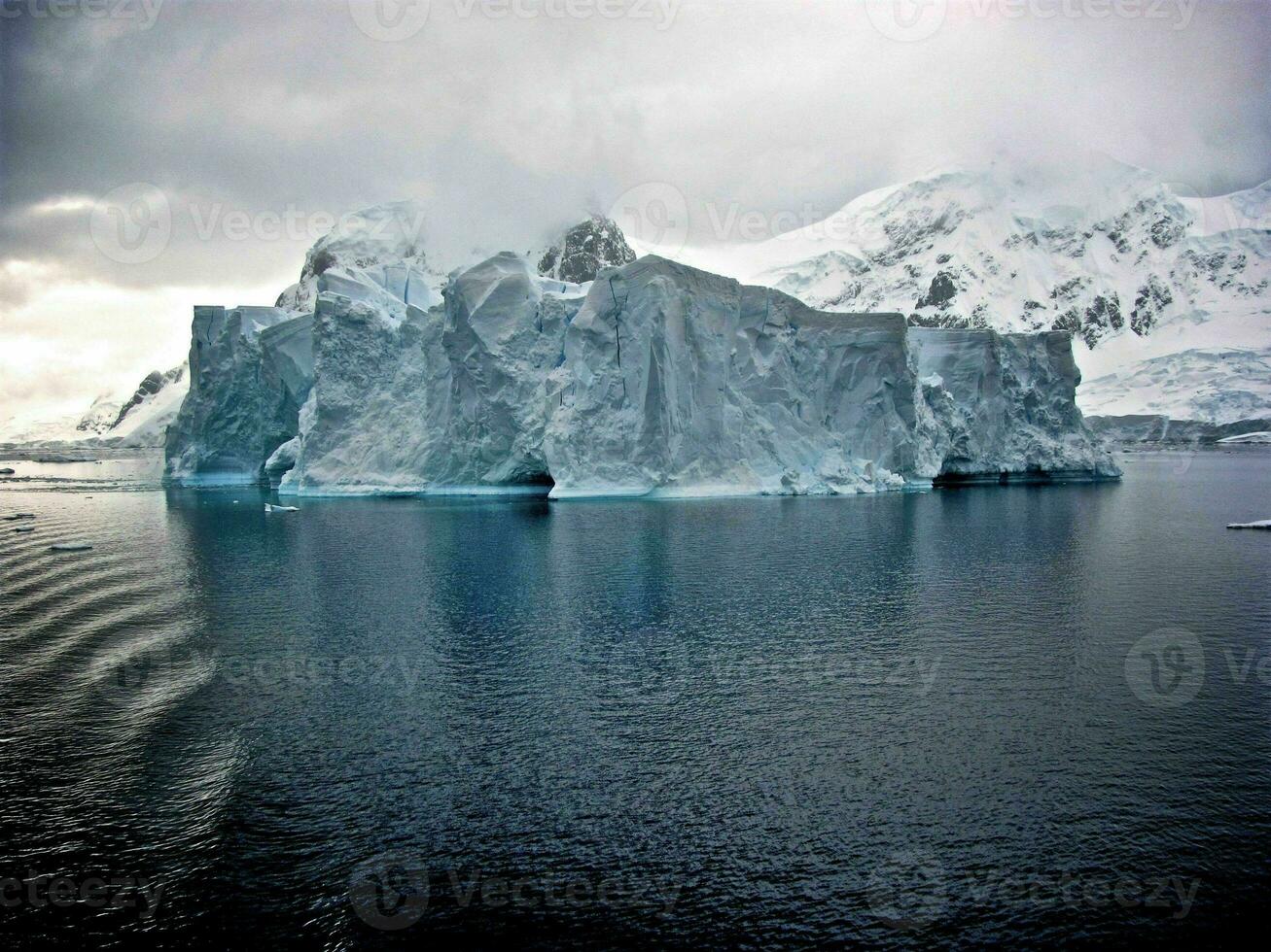 landskap se av is glaciär i hav foto