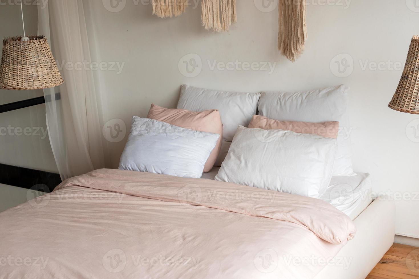 vacker säng med vackert mjukt linne foto