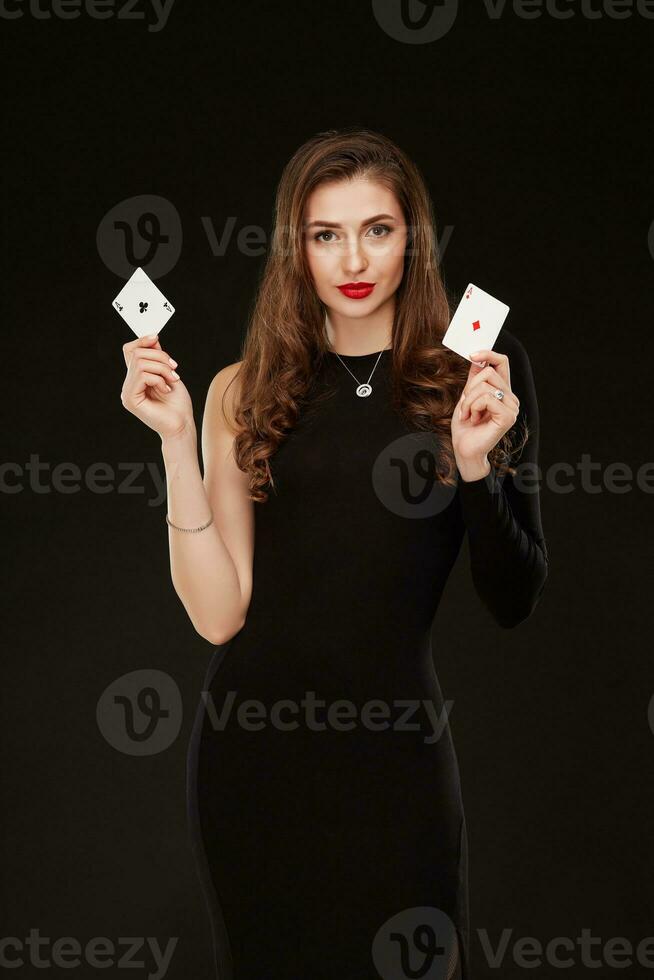 attraktiv ung kvinna innehav de vinnande kombination av poker kort foto