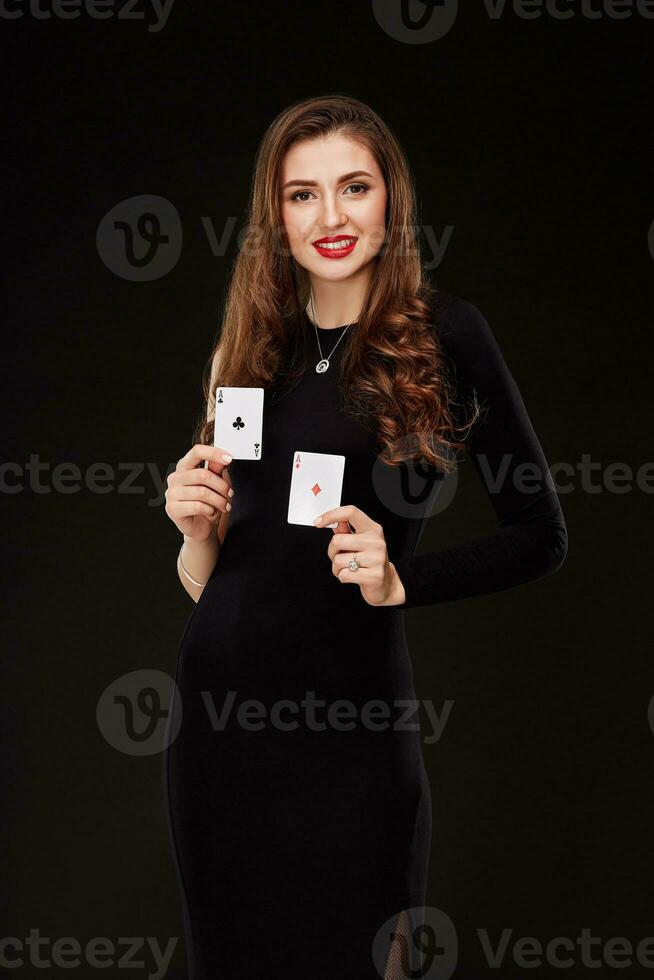 attraktiv ung kvinna innehav de vinnande kombination av poker kort foto