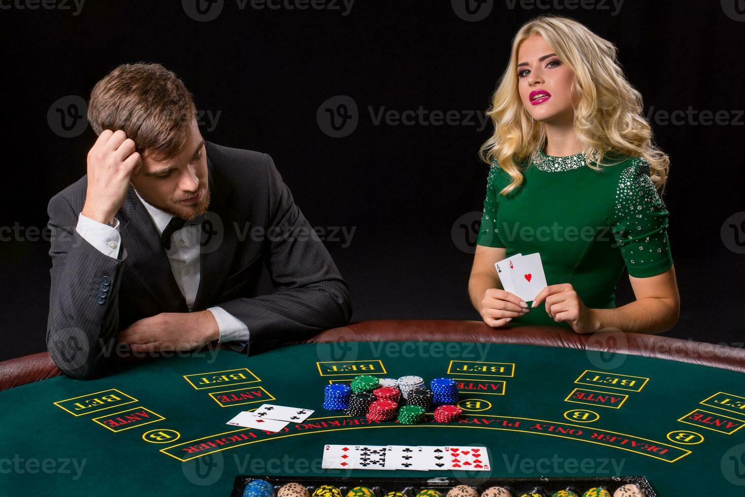 par spelar poker på de tabell. foto