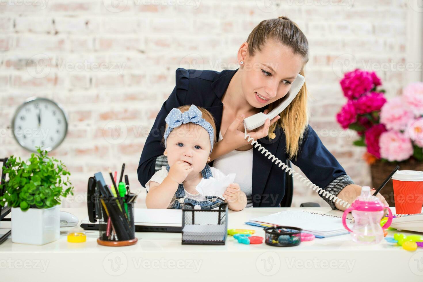 familj företag - telependling affärskvinna och mor med unge är framställning en telefon ring upp foto