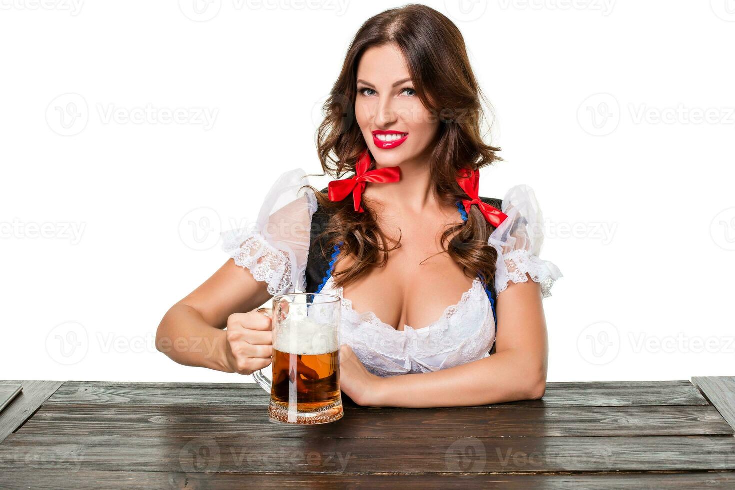 skön ung brunett flicka av oktoberfest öl ölkrus foto