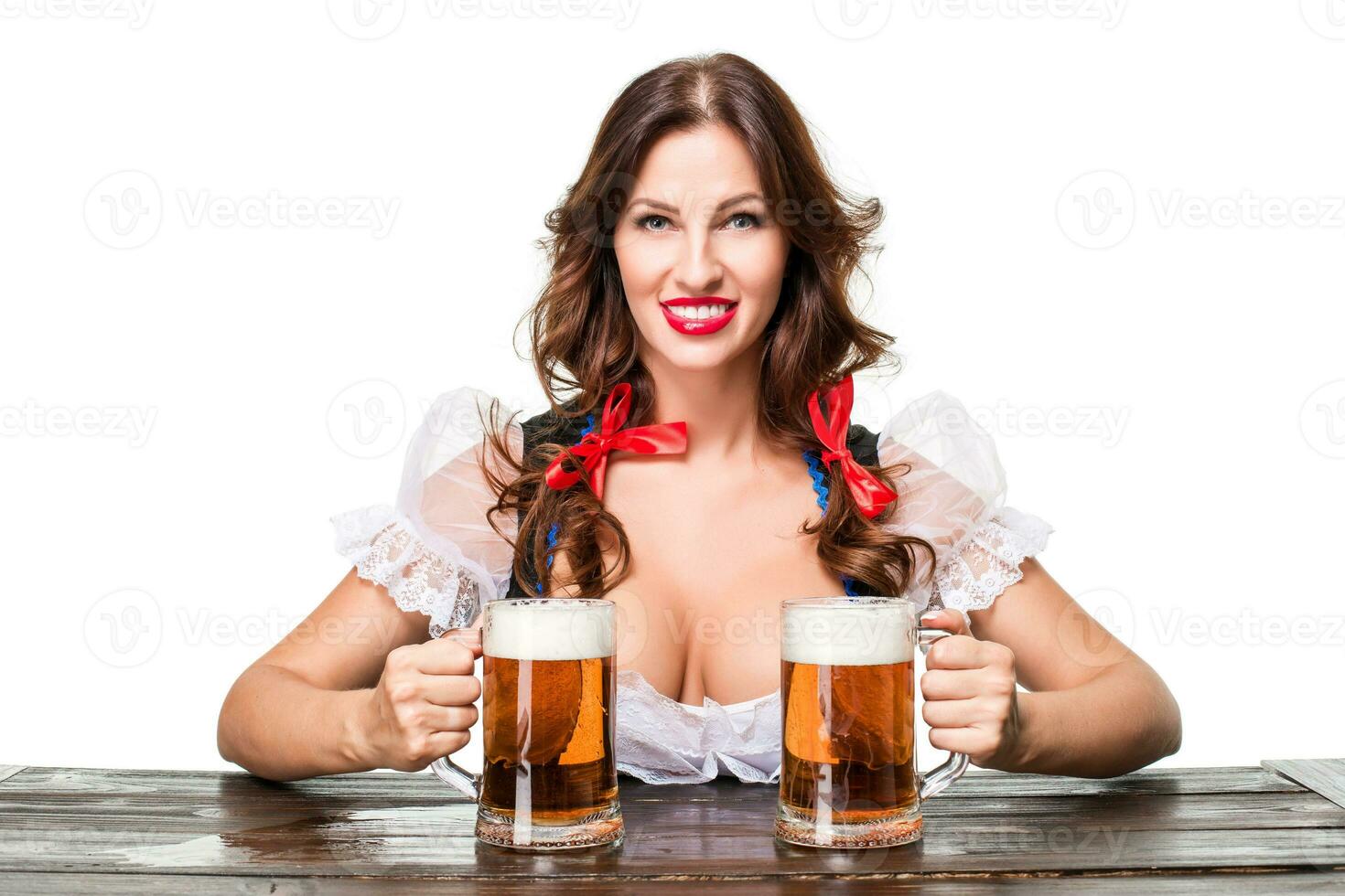 skön ung brunett flicka av oktoberfest öl ölkrus foto