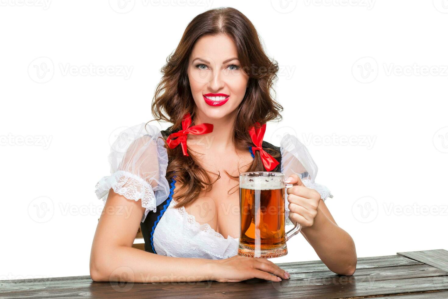 skön ung brunett flicka av oktoberfest öl ölkrus foto