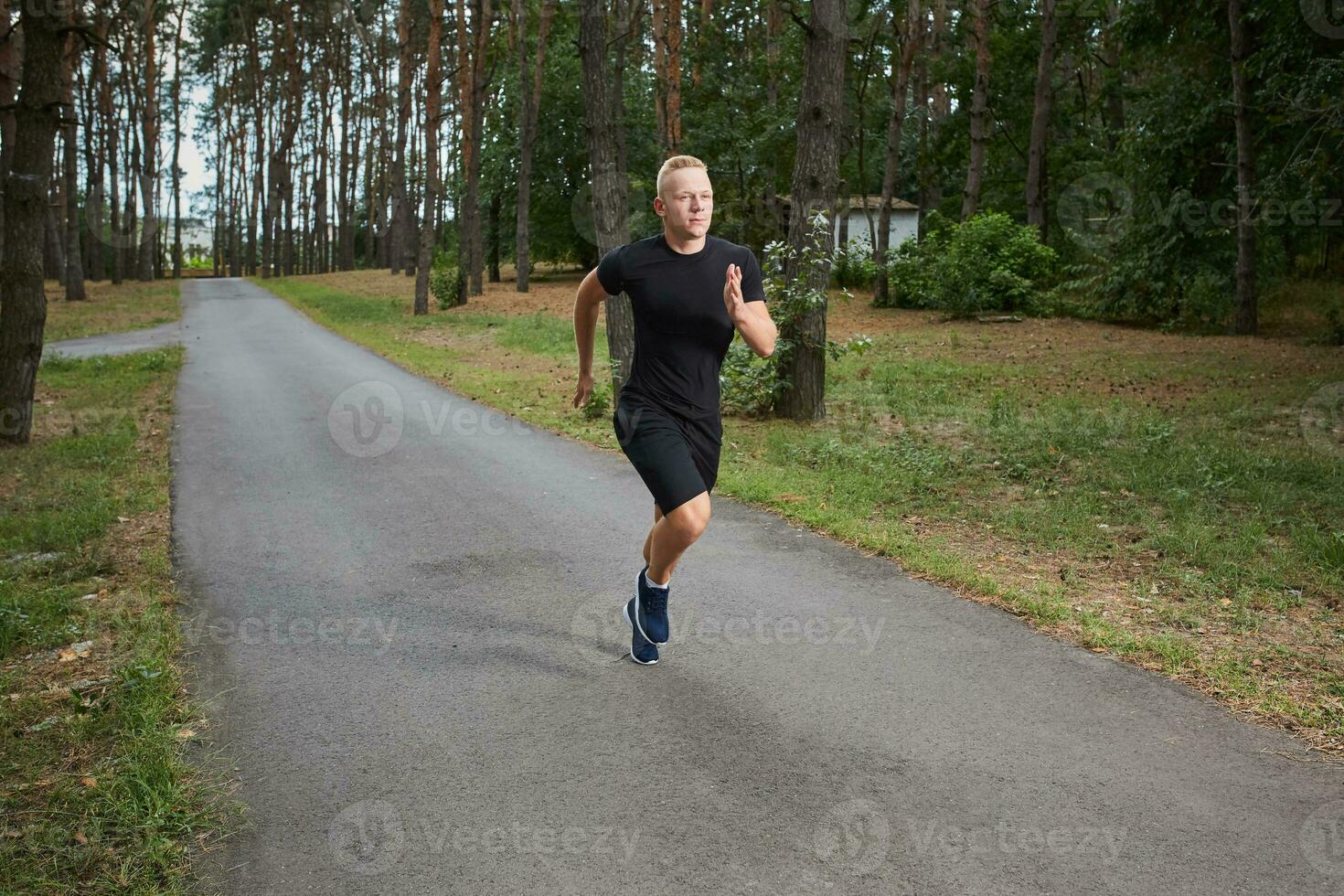 ung idrottare löpning i de skog foto