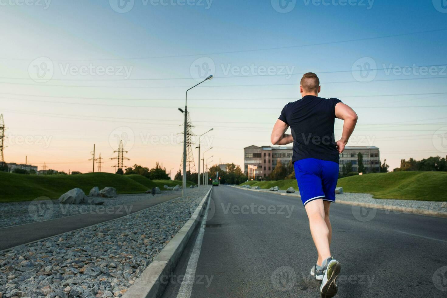 full längd porträtt av atletisk man löpning foto