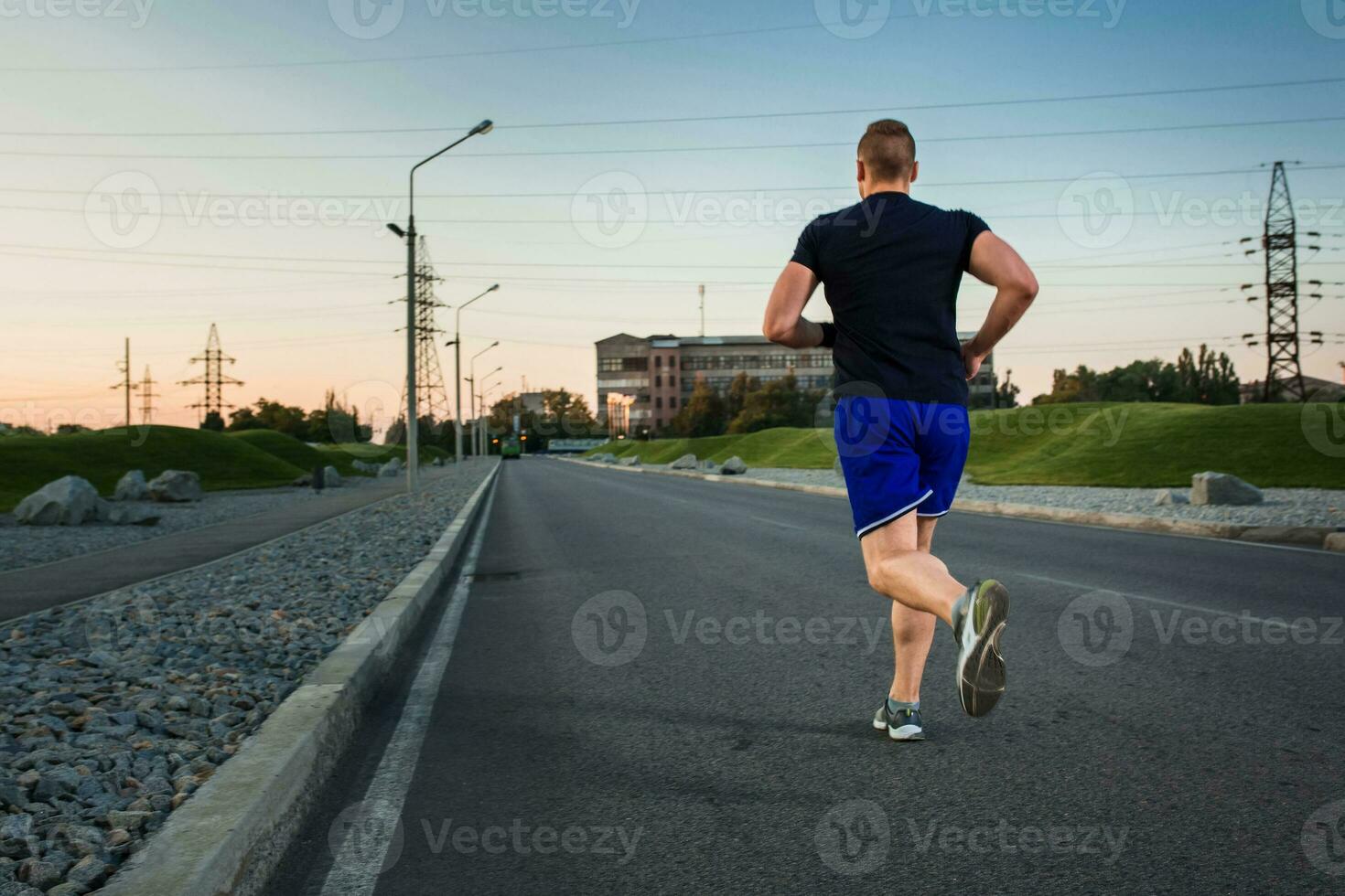 full längd porträtt av atletisk man löpning foto