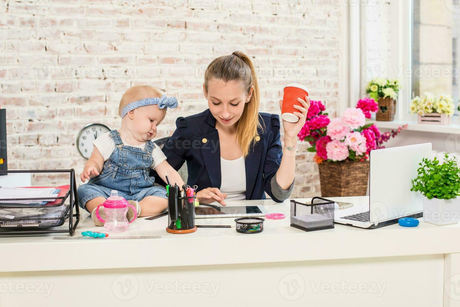 mamma och affärskvinna arbetssätt med bärbar dator dator på Hem och spelar med henne bebis flicka. foto