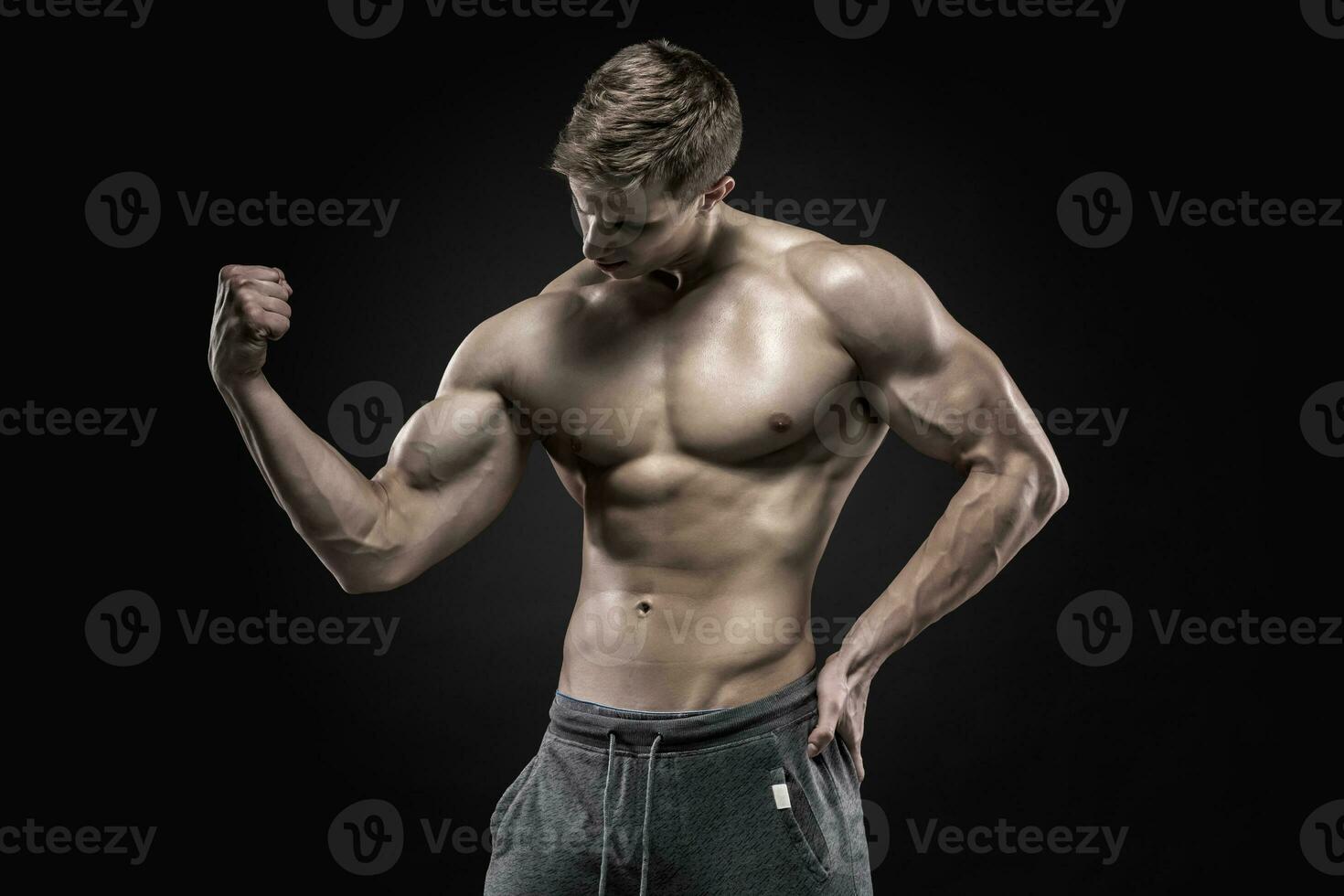 fantastisk muskulös man som visar perfekt magmuskler, axlar, biceps, triceps, bröst foto