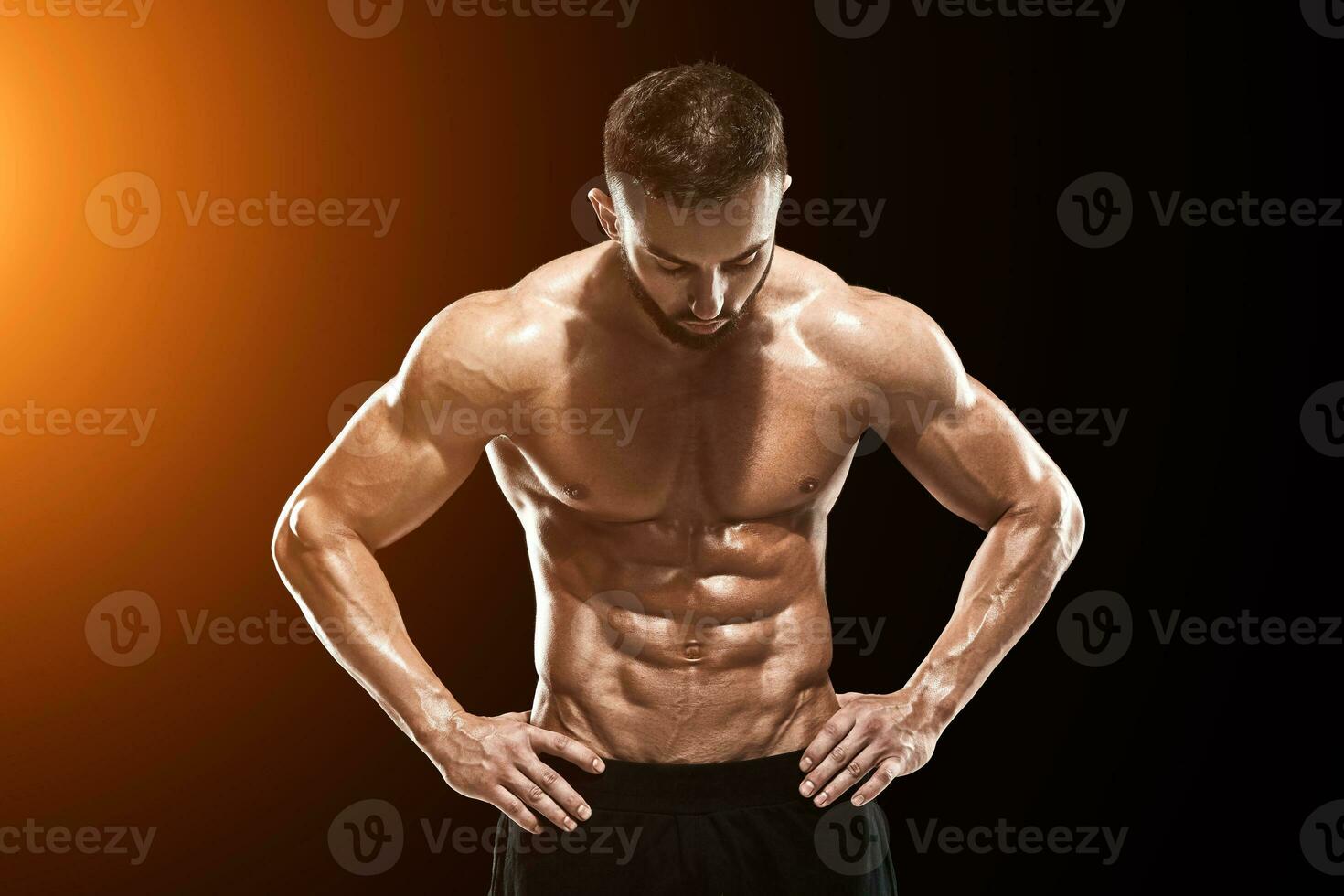 muskulös kroppsbyggare kille håller på med Framställ foto
