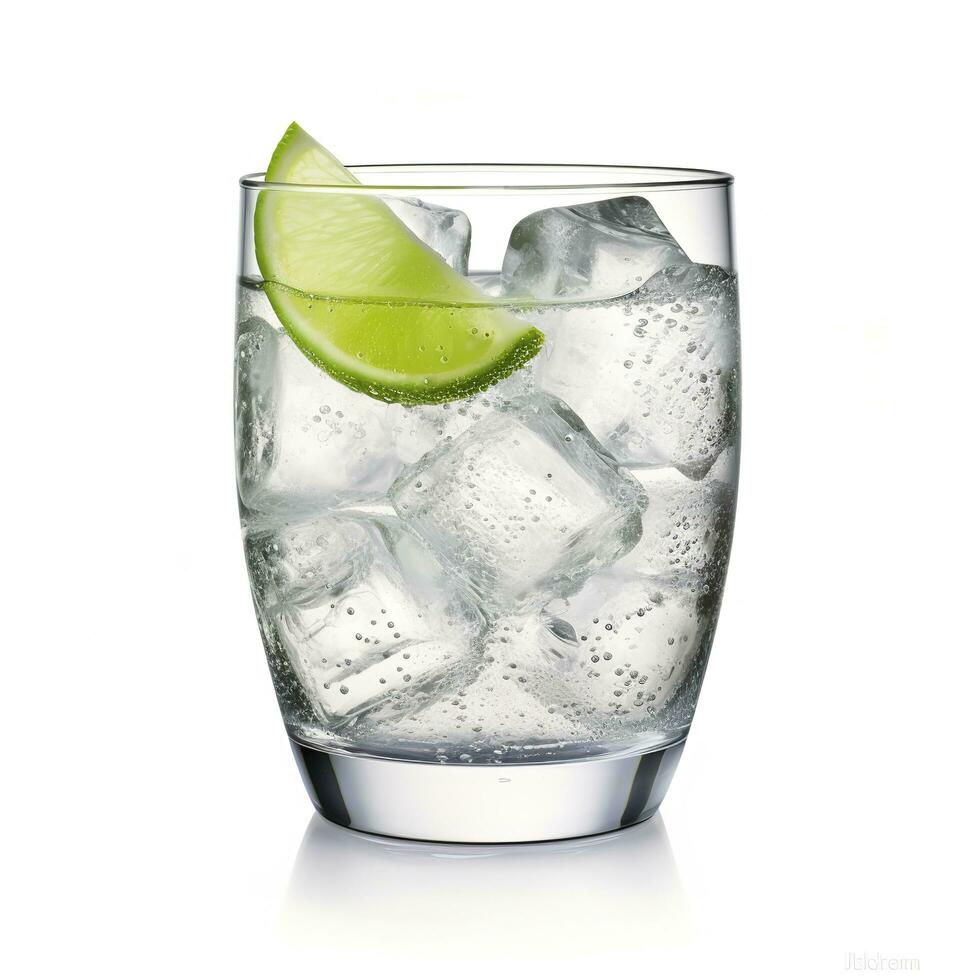 ai genererad gin tonic glas av vatten med is isolerat på vit bakgrund. ai genererad foto