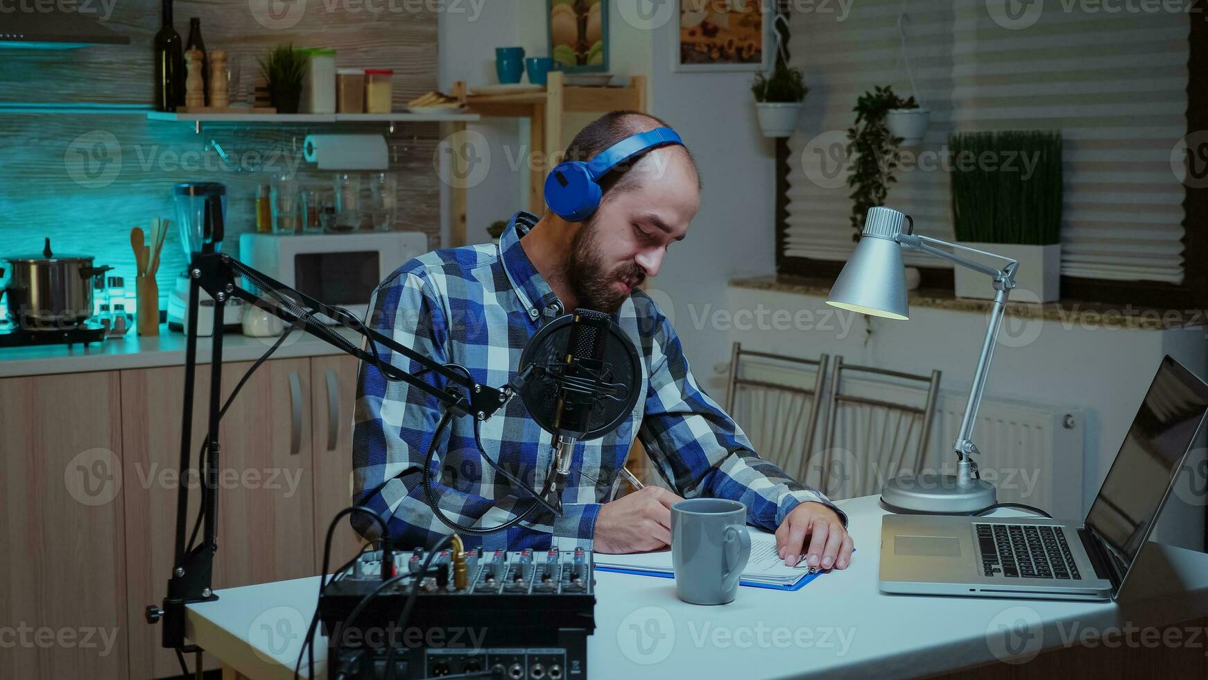 social media analytiker tala på mikrofon under podcast i Hem studio med neon ljus i de bakgrund. kreativ uppkopplad visa onair produktion internet utsända värd strömning leva innehåll, inspelning digital social media kommunikation foto