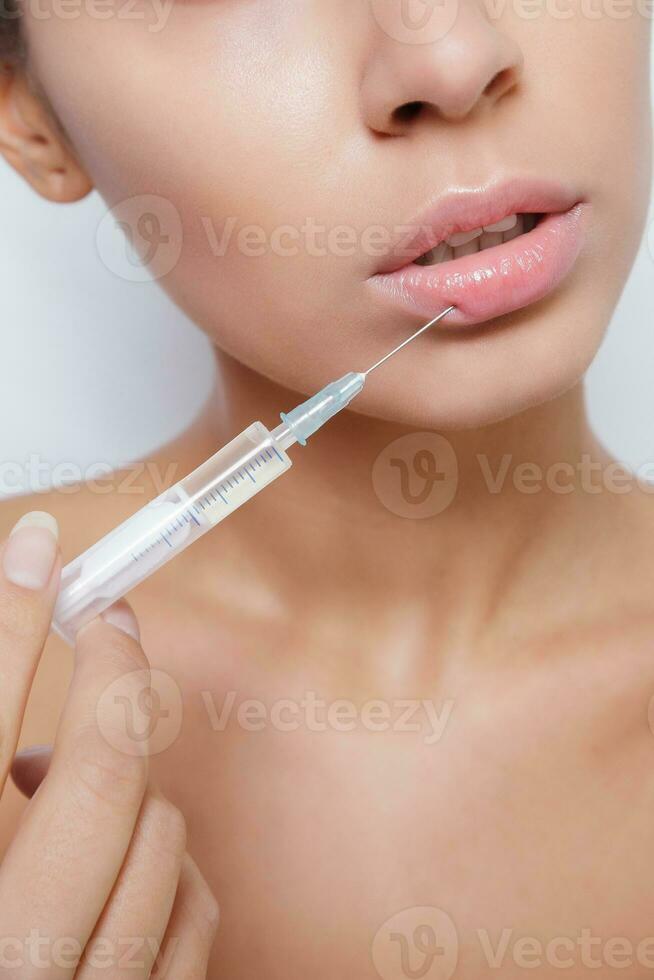 attraktiv ung kvinna får kosmetisk injektion foto