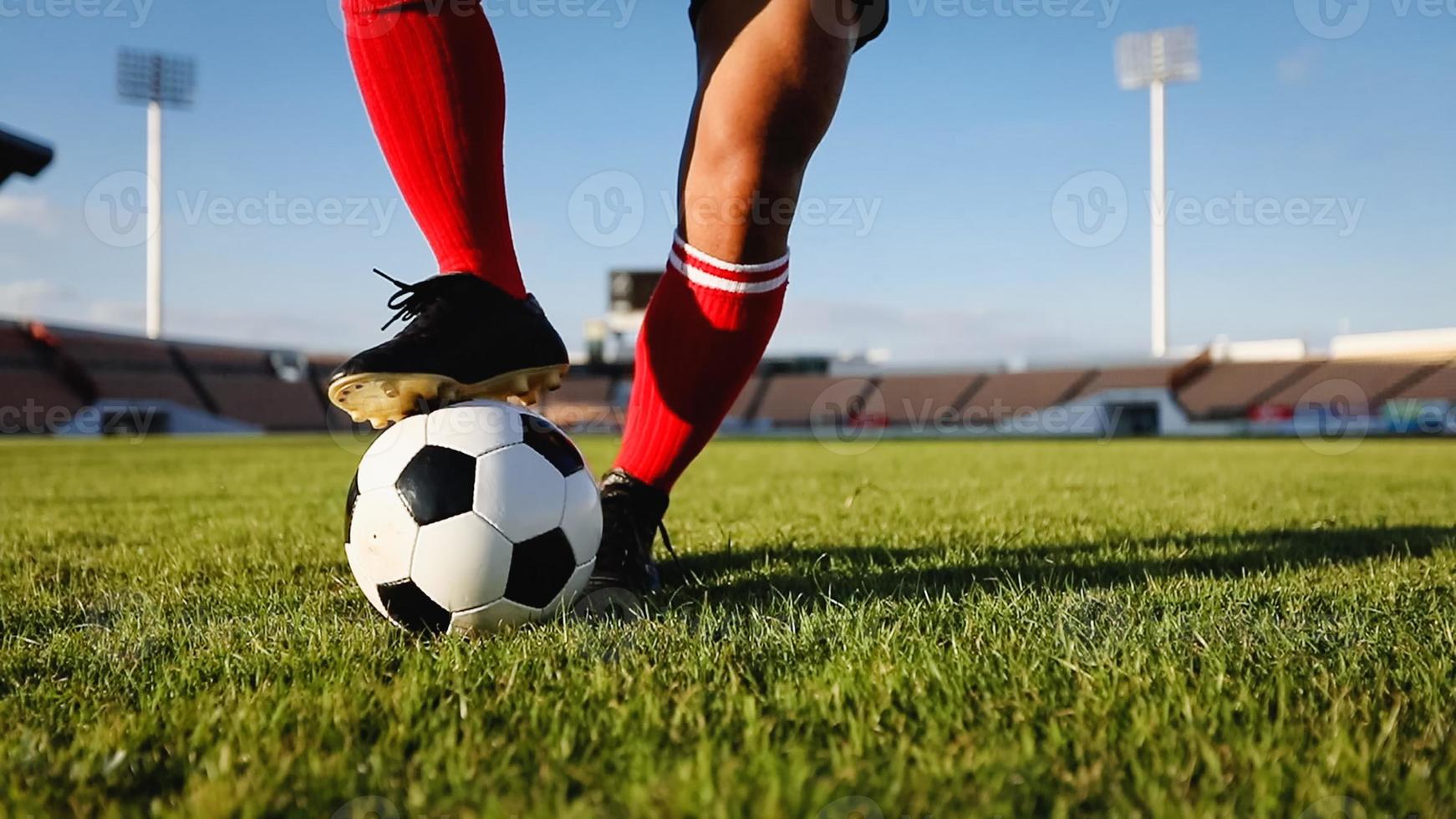 fotboll eller fotbollsspelare står med bollen på fältet för sparka fotboll på fotbollsstadion foto