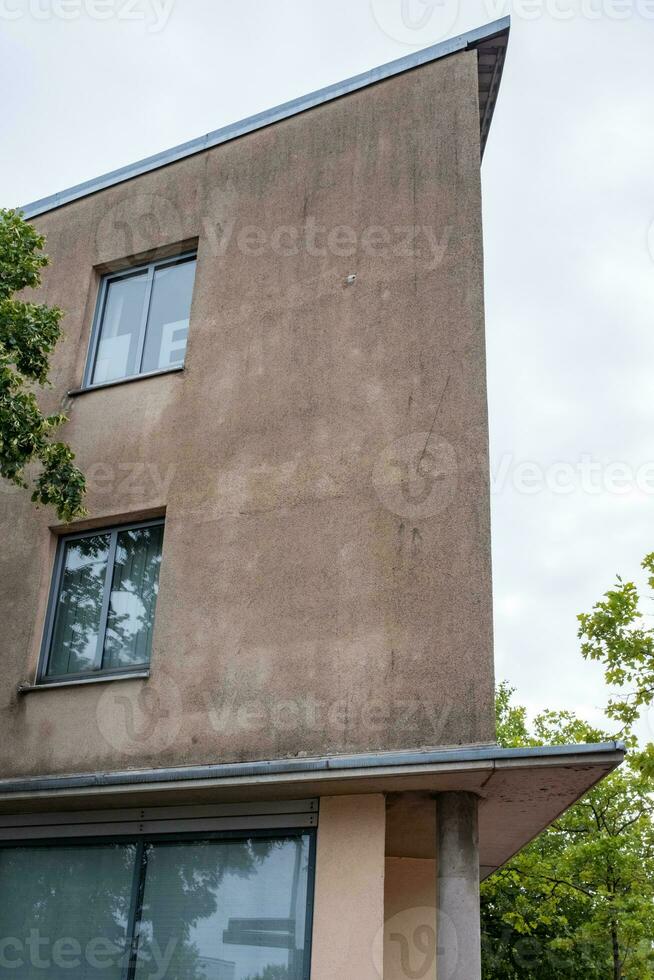 Fasad av ett byggnad med blå himmel foto