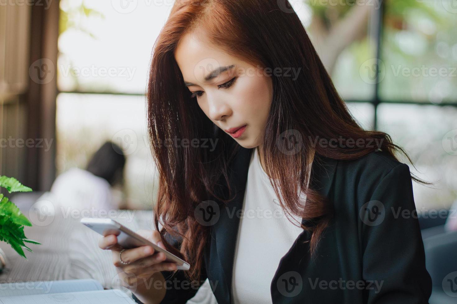 affärsmän och kvinnor använder mobiltelefon och touch smart telefon för kommunikation och kontroll av affärsmän i kontorsbakgrund foto