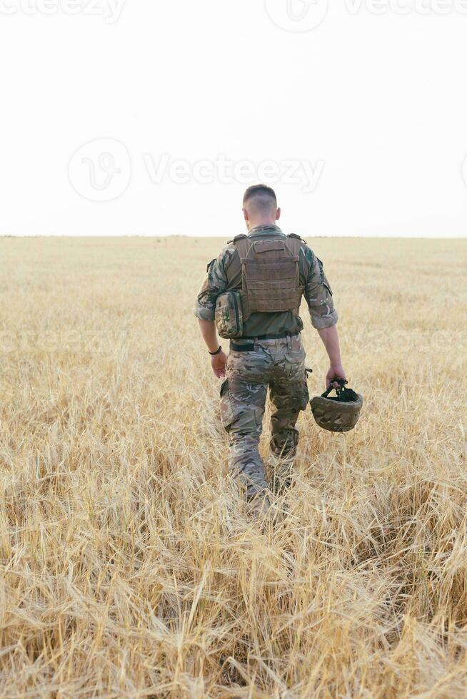 soldat man stående mot en fält foto