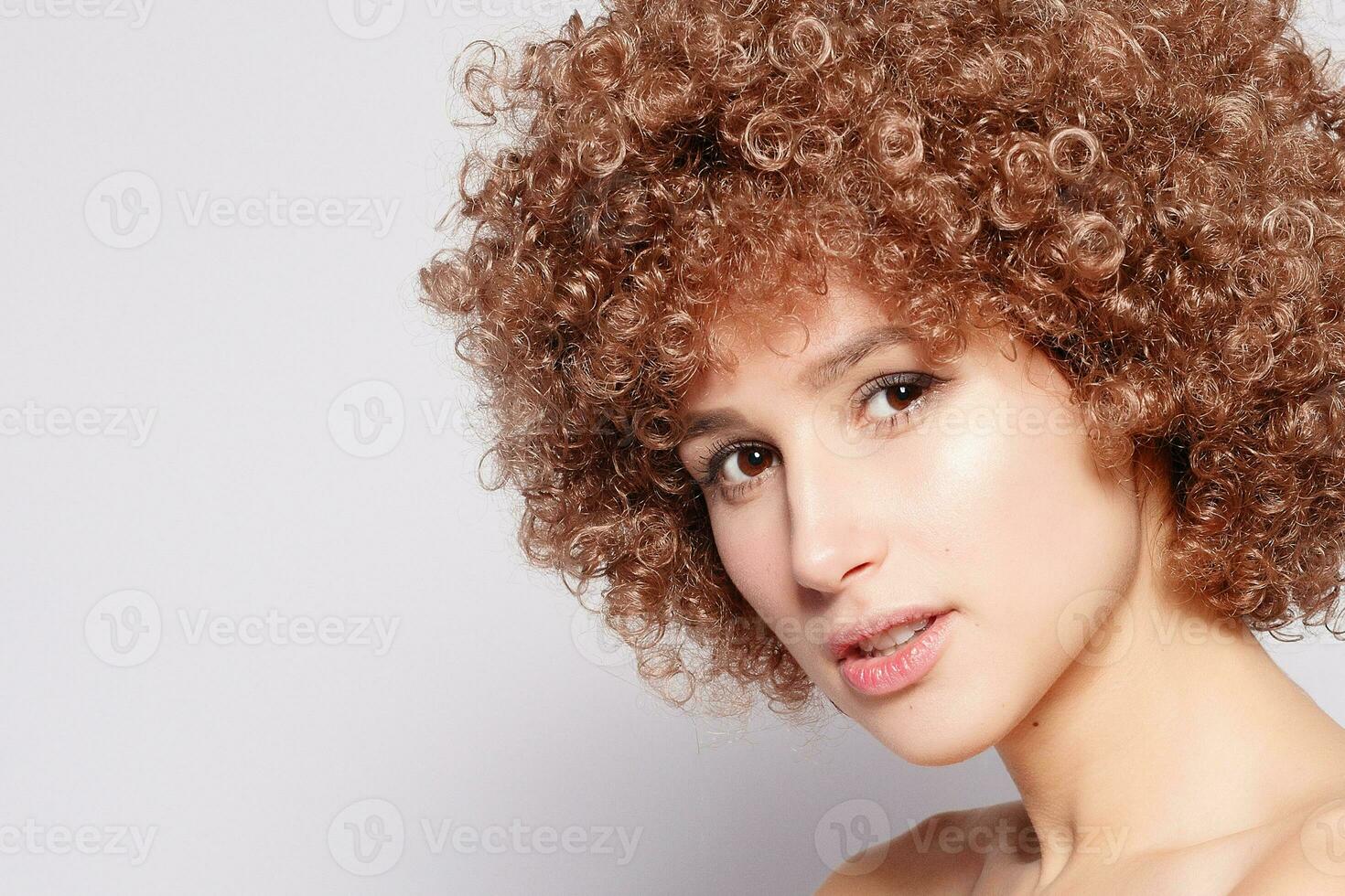 porträtt av leende ung kvinna med afro frisyr foto