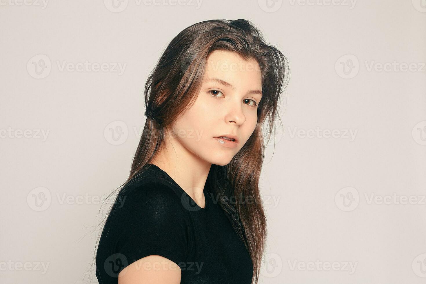 porträtt av tonåring flicka som visar dental tandställning. foto