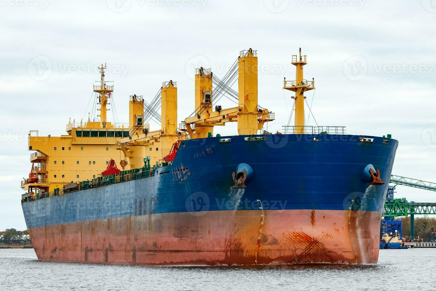 blå frakt fartyg som förs in i de hamn av riga, Europa foto
