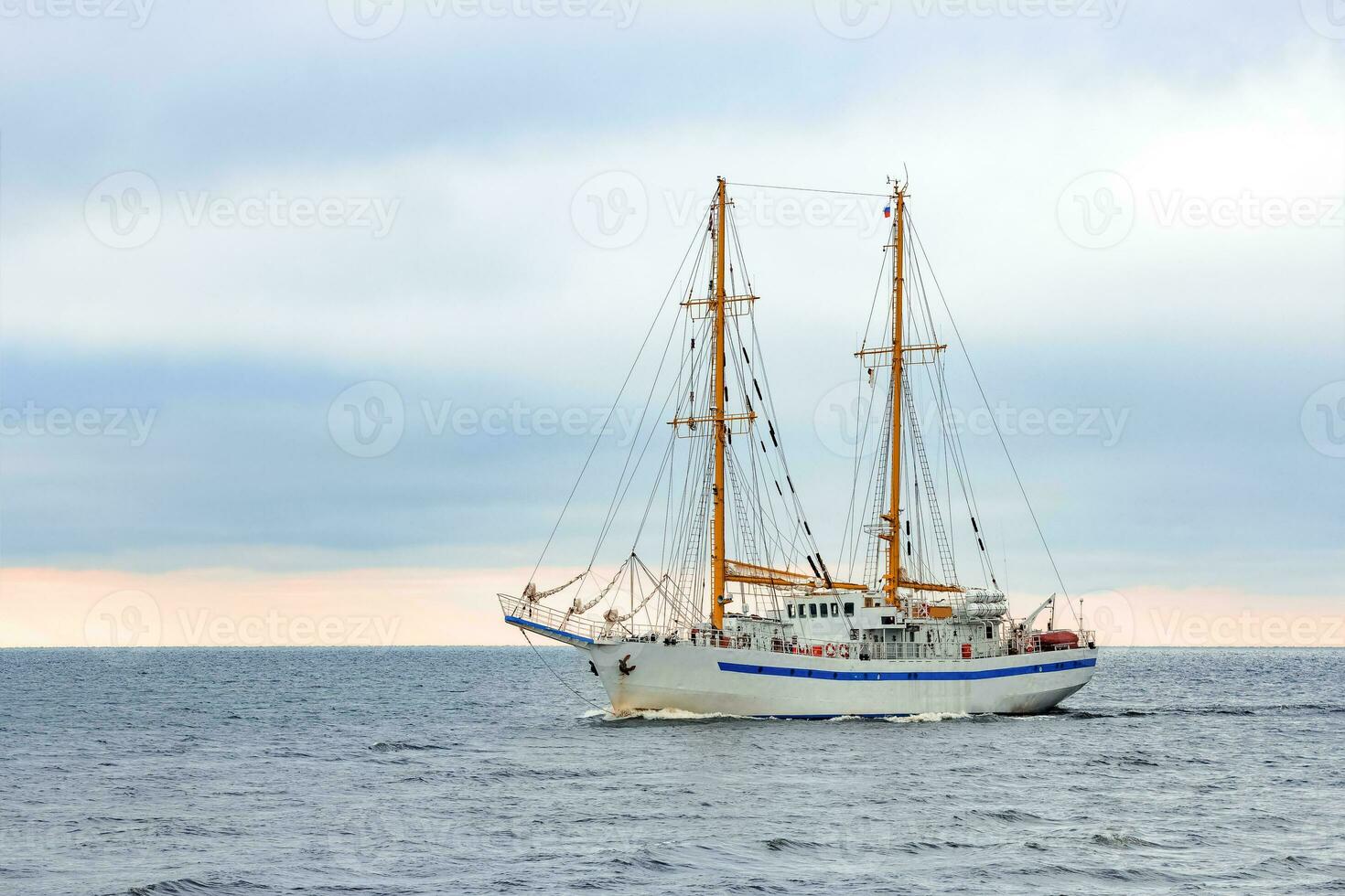 vit segling fartyg kommande från baltic hav, Europa foto