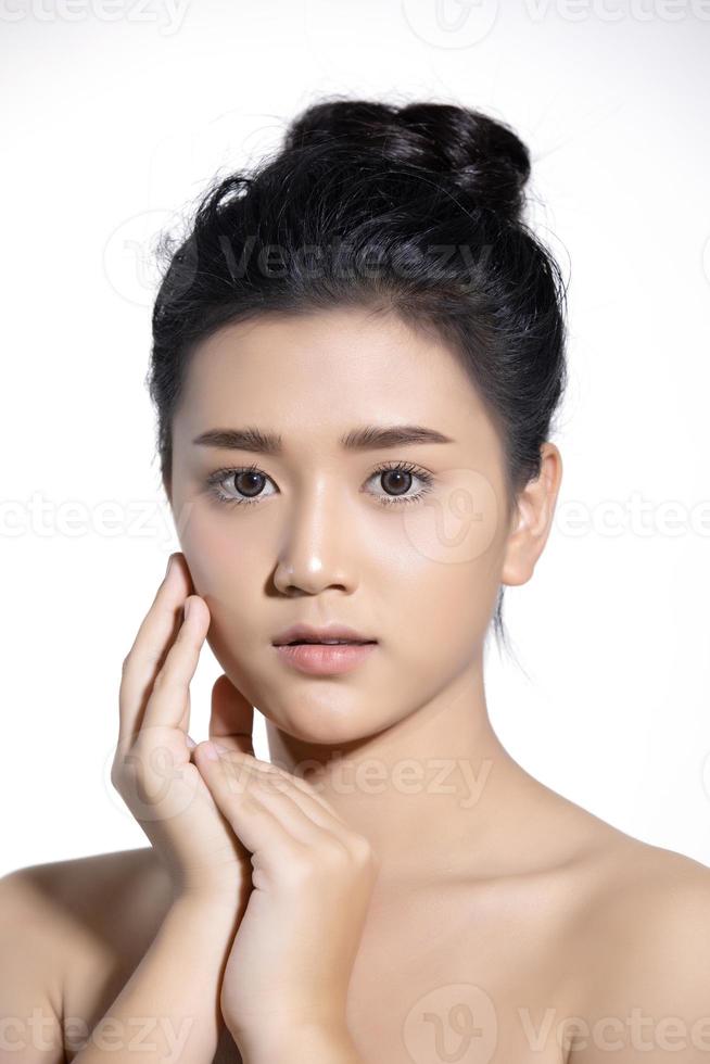 skönhet asiatiska kvinnor mode perfekt hud porträtt och leende ung kvinna på vit bakgrund. foto